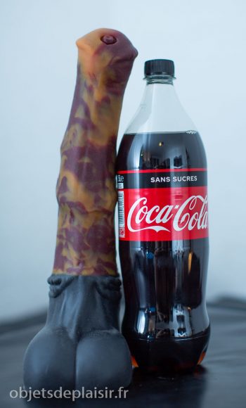 un gode Bad Dragon et une bouteille de coca