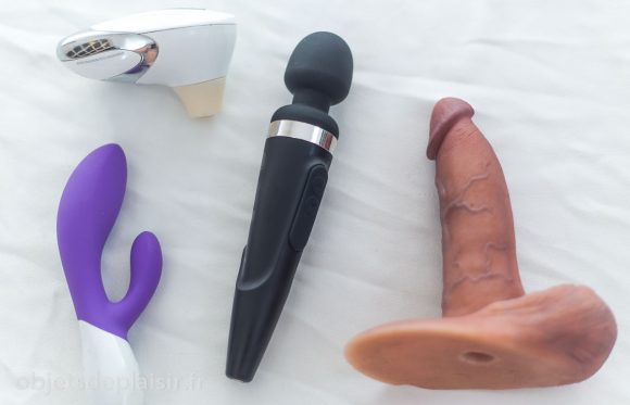 Le Womanizer W500, le Lelo Ina 2, le Domi de Lovense, et la RealCock 2 DTF.