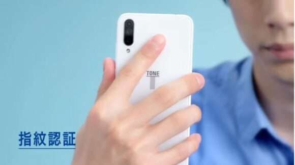 Tone e20 : un smartphone qui interdit les selfies coquins