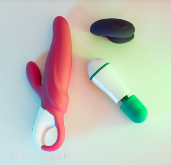 Le vibro Zêta, le Satisfyer Mr Rabbit et le We Vibe 4 Plus.