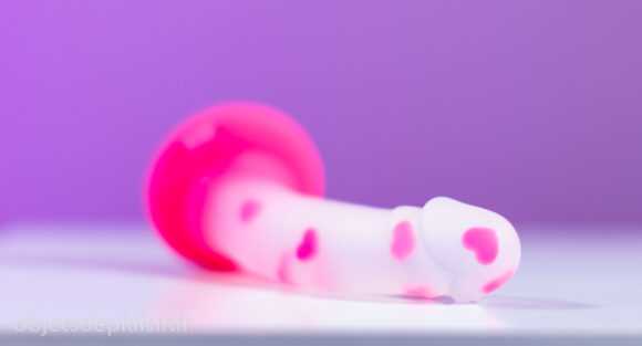 sextoy translucide à cœurs roses