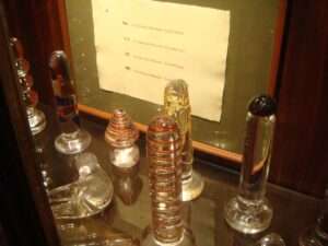 Godes en verre - Sex Machines Museum