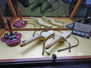 Godes-ceintures anciens en bois - Sex Machines Museum