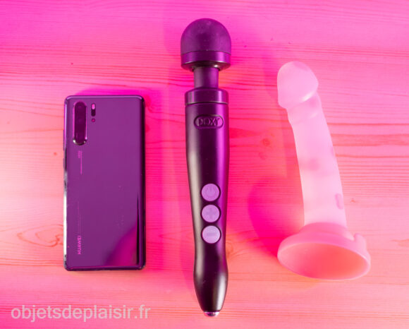 Le Doxy Die Cast 3R, le Heart Pounder Lovehoney, et un smartphone pour l'échelle