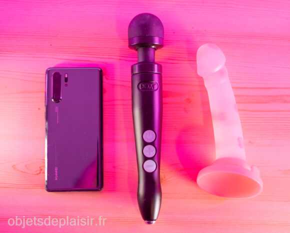 Le Doxy Die Cast 3R, le Heart Pounder Lovehoney, et un smartphone pour l'échelle