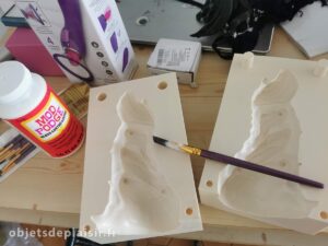 Fabriquer un gode en silicone : appliquer du Mod Podge pour lisser le moule