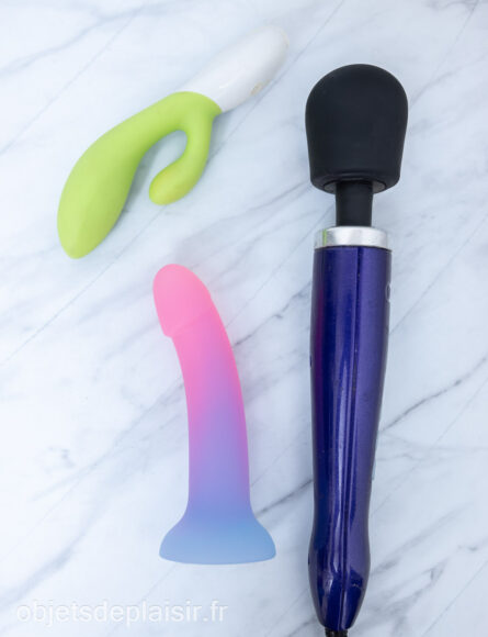 Le Dildolls Utopia avec la wand Doxy Die Cast et le Lelo Ina 2