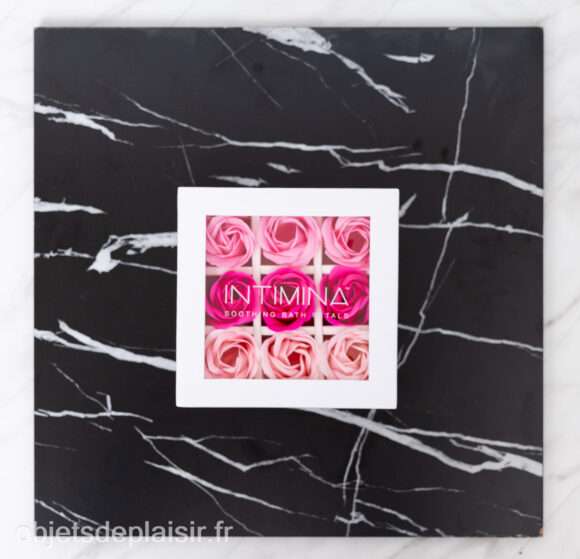 Les pétales de bain Intimina dans leur boîte