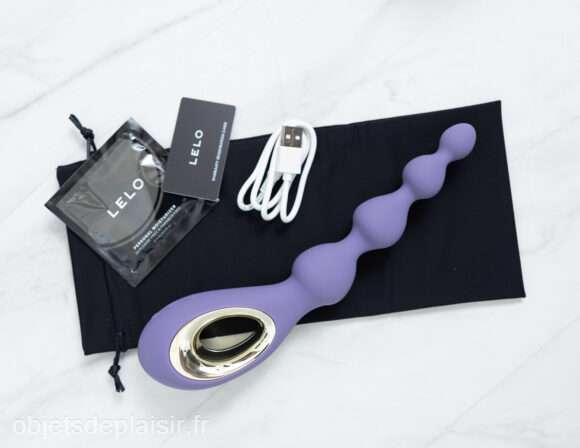 Le le Soraya Beads, son câble de chargement, sa pochette , et son échantillon de lubrifiant