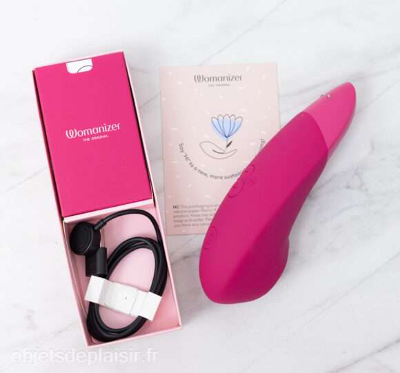 Le Womanizer Enhance et son câble de chargement