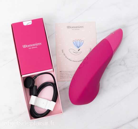 Le Womanizer Enhance et son câble de chargement