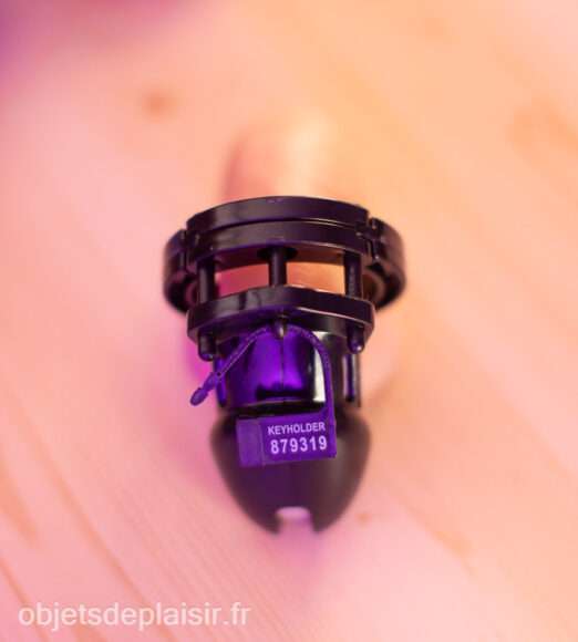 Une cage de chasteté en silicone