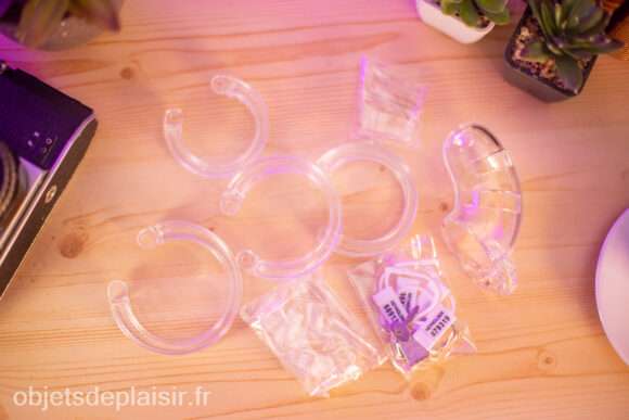 Divers diamètres d'anneaux faisant partie d'une cage de chasteté 