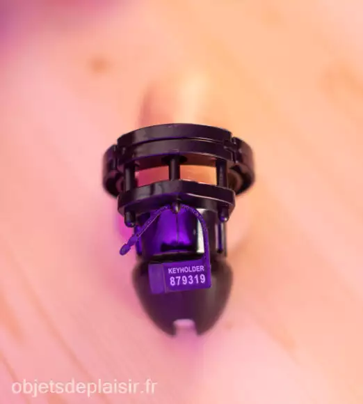 Une cage de chasteté en silicone