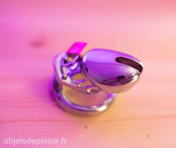 La cage de chasteté en métal "5 cm d'humiliation"