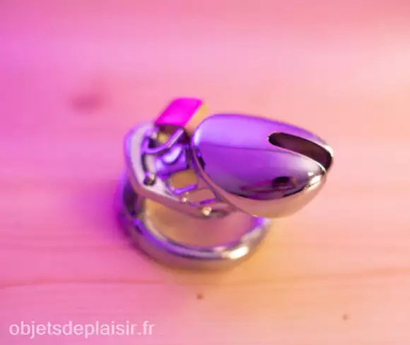 La cage de chasteté en métal "5 cm d'humiliation"